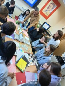 Uczennice szkoły branżowej z Zespołu Szkół Rolniczo-Technicznych im. Bohaterów Waki z Faszyzmem w Zwoleniu podczas warsztatów zorganizowanych z okazji Światowego Dnia Zakładki do Książki