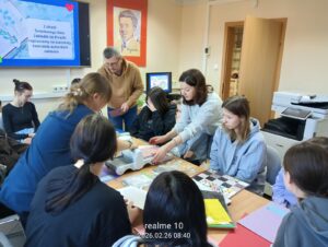 Uczennice szkoły branżowej z Zespołu Szkół Rolniczo-Technicznych im. Bohaterów Waki z Faszyzmem w Zwoleniu podczas warsztatów zorganizowanych z okazji Światowego Dnia Zakładki do Książki