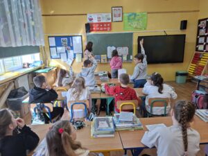 Zajęcia edukacyjne pt. "Legenda o Warsie i Sawie – poznajemy początki Warszawy" w klasie 2 Publicznej Szkoły Podstawowej im. Jana Pawła II w Paciorkowej Woli