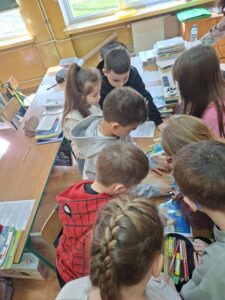 Zajęcia edukacyjne pt. "Legenda o Warsie i Sawie – poznajemy początki Warszawy" w klasie 2 Publicznej Szkoły Podstawowej im. Jana Pawła II w Paciorkowej Woli