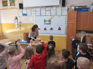 Zajęcia edukacyjne pt. "Czytanie na dywanie - Brzydkie kaczątko" dla grupy przedszkolnej 5latków z Publicznej Szkoły Podstawowej im. Jana Pawła II w Paciorkowej Woli