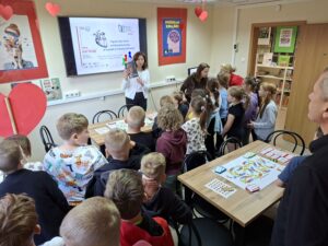 Zgrani dla serca - wielka planszowa przygoda w świecie zdrowia. Rozgrywki uczniów klasy 2a z Publicznej Szkoły Podstawowej im. Władysława Jagiełły w grę edukacyjną poświęconą tematyce zdrowia