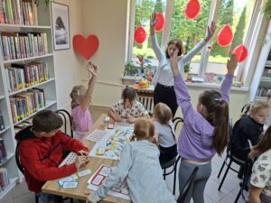 Zgrani dla serca - wielka planszowa przygoda w świecie zdrowia. Rozgrywki uczniów klasy 2a z Publicznej Szkoły Podstawowej im. Władysława Jagiełły w grę edukacyjną poświęconą tematyce zdrowia