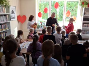 Zgrani dla serca - wielka planszowa przygoda w świecie zdrowia. Rozgrywki uczniów klasy 2a z Publicznej Szkoły Podstawowej im. Władysława Jagiełły w grę edukacyjną poświęconą tematyce zdrowia