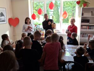 Zgrani dla serca - wielka planszowa przygoda w świecie zdrowia. Rozgrywki uczniów klasy 2a z Publicznej Szkoły Podstawowej im. Władysława Jagiełły w grę edukacyjną poświęconą tematyce zdrowia