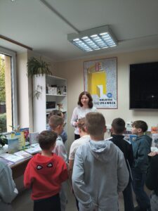Uczniowie Publicznej Szkoły Podstawowej im. Władysława Jagiełły podczas gry bibliotecznej z okazji Nocy Bibliotek 2026