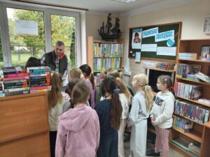 Uczniowie Publicznej Szkoły Podstawowej im. Władysława Jagiełły podczas gry bibliotecznej z okazji Nocy Bibliotek 2026