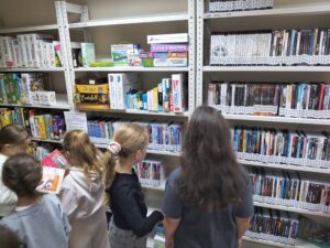 Uczniowie Publicznej Szkoły Podstawowej im. Władysława Jagiełły podczas gry bibliotecznej z okazji Nocy Bibliotek 2026
