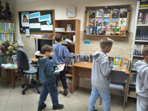 Uczniowie Publicznej Szkoły Podstawowej im. Władysława Jagiełły podczas gry bibliotecznej z okazji Nocy Bibliotek 2026