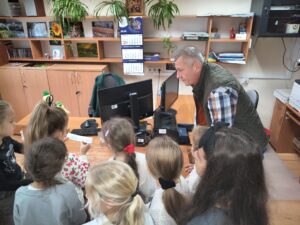 Uczniowie Publicznej Szkoły Podstawowej im. Władysława Jagiełły podczas gry bibliotecznej z okazji Nocy Bibliotek 2026