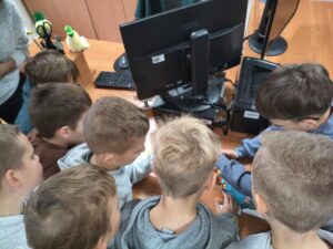 Uczniowie Publicznej Szkoły Podstawowej im. Władysława Jagiełły podczas gry bibliotecznej z okazji Nocy Bibliotek 2026