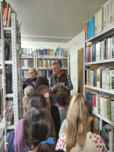 Uczniowie Publicznej Szkoły Podstawowej im. Władysława Jagiełły podczas gry bibliotecznej z okazji Nocy Bibliotek 2026