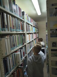 Uczniowie Publicznej Szkoły Podstawowej im. Władysława Jagiełły podczas gry bibliotecznej z okazji Nocy Bibliotek 2026