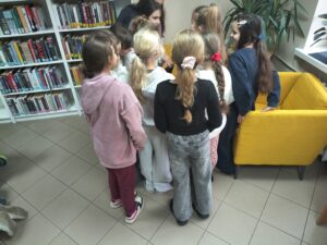 Uczniowie Publicznej Szkoły Podstawowej im. Władysława Jagiełły podczas gry bibliotecznej z okazji Nocy Bibliotek 2026