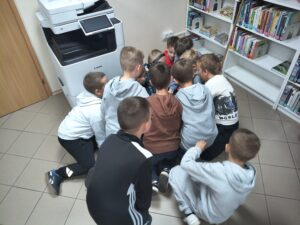 Uczniowie Publicznej Szkoły Podstawowej im. Władysława Jagiełły podczas gry bibliotecznej z okazji Nocy Bibliotek 2026