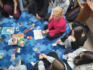 Uczniowie Liceum Ogólnokształcącego im. Jana Kochanowskiego w Zwoleniu podczas zajęć edukacyjnych dotyczących biblioteki, informacji i emocji