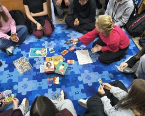 Uczniowie Liceum Ogólnokształcącego im. Jana Kochanowskiego w Zwoleniu podczas zajęć edukacyjnych dotyczących biblioteki, informacji i emocji
